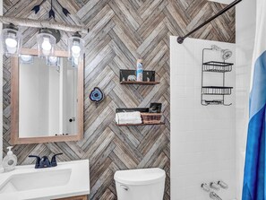 Douche, sèche-cheveux, serviettes fournies