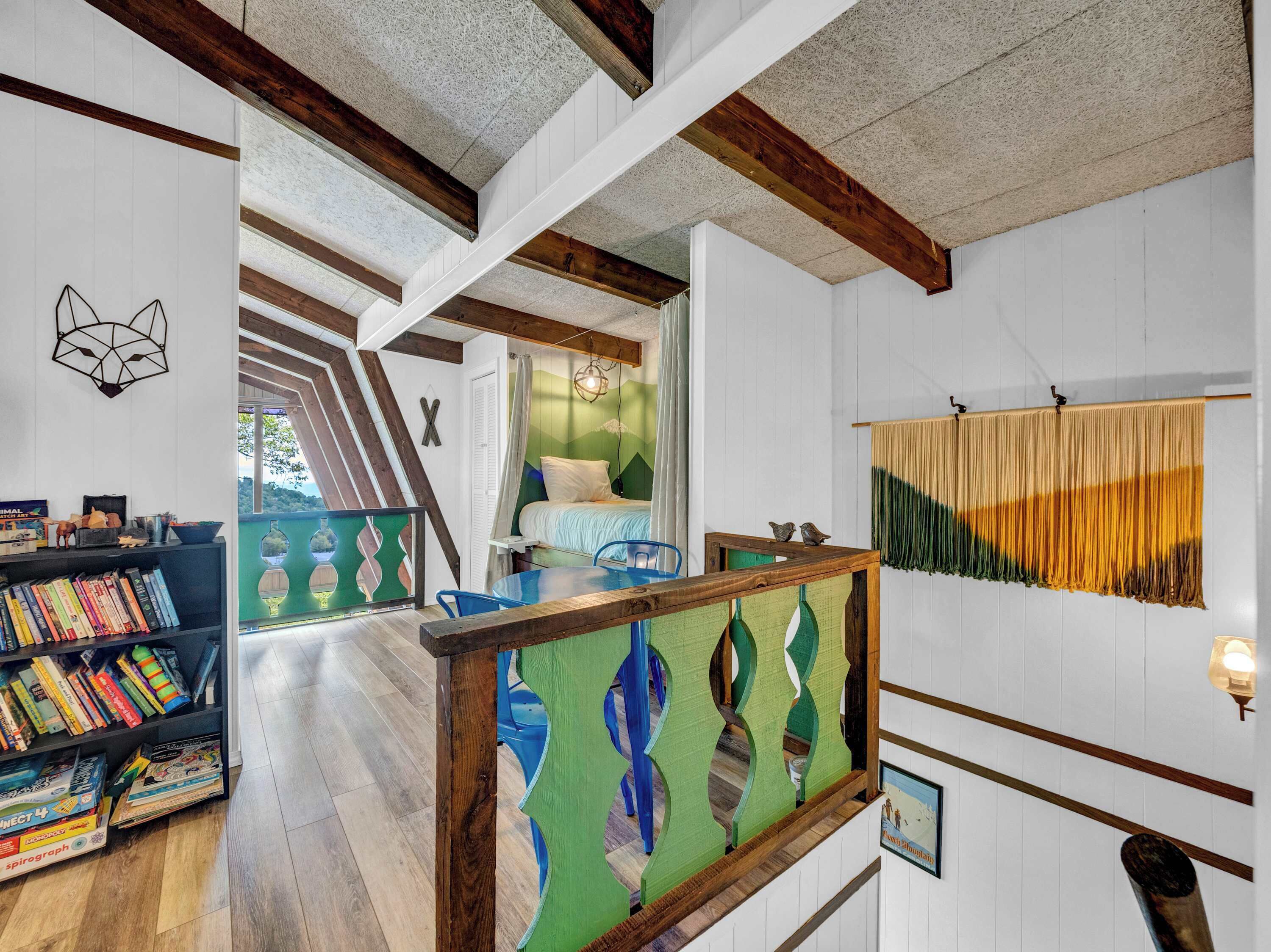 4 habitaciones, escritorio y tabla de planchar con plancha 