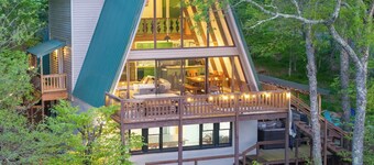 Press Pause  Hot Tub + Epic Mountain Views