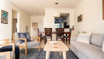 House | 2 bedrooms, desk, Internet