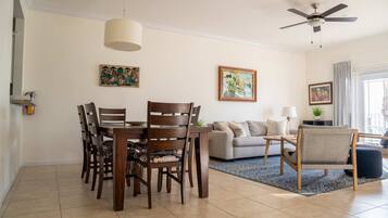 House | 2 bedrooms, desk, Internet
