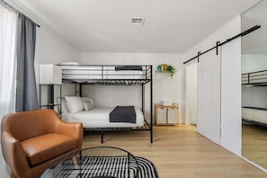 3 chambres, bureau, fer et planche à repasser, lit de bébé portatif