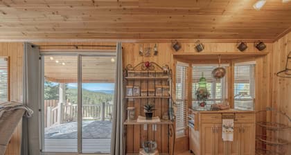 Eagles Nest Cabin – Cozy Mountain Retreat for 4