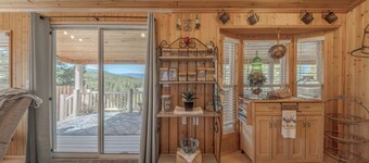 Eagles Nest Cabin – Cozy Mountain Retreat for 4