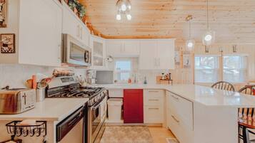 雪櫃、微波爐、焗爐、爐具