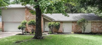 Peaceful Lakeview Retreat w/Private Backyard – Mins from The Woodlands!