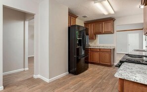 Microwave, oven, stovetop, dishwasher - Peaceful Lakeview Retreat w/Private Backyard – Mins from The Woodlands! (Spring)