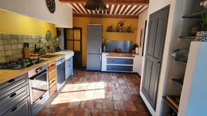A compact kitchen with a gas stove, oven, and a refrigerator. - Family villa in the luberon regional park with swimming pool for 6 people (Puget)