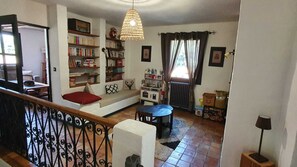 Smart TV, books, stereo