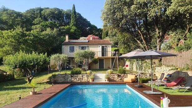 A swimming pool with a house in the background, surrounded by trees and a stone wall. - Family villa in the luberon regional park with swimming pool for 6 people (Puget)