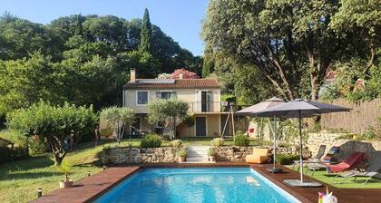 Villa familiale dans le parc régional du luberon avec piscine pour 6 personnes