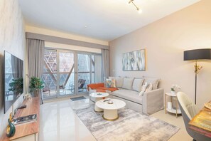TV - StayShort - Stylish DIFC Apartment Sleeps 4 with Pool & Gym (DIFC)
