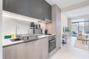 Kühlschrank, Mikrowelle, Ofen, Herdplatte