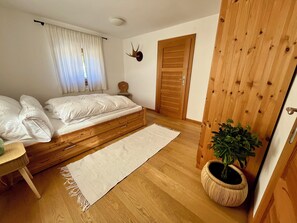 4 bedrooms, iron/ironing board, WiFi, bed sheets