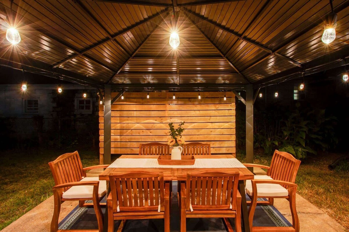 Backyard Retreat for 8, with Pergola & Fire Pit!