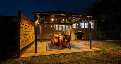 Backyard Retreat for 8, with Pergola & Fire Pit!