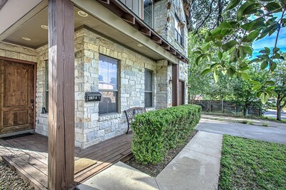 Charming 2BD w/Billiards, Near Lady Bird Lake & DT