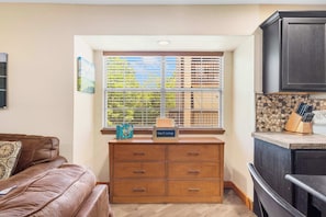 TV - Cozy Timbers - Charming Condo for 6 with Resort-style Amenities (Branson)