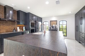 Mikrobølgeovn, oppvaskmaskin, kaffetrakter/tekoker og brødrister