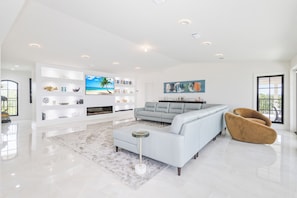 Smart TV, fireplace, stereo - Luxury Home w/ Private Dock, Pool, Firepits & Balconies (Gulf Breeze)