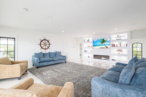 Smart-tv, een open haard en een stereo