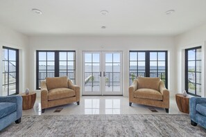 Smart-TV, Kamin, Stereoanlage