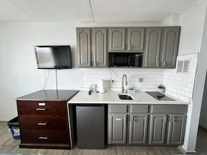 Private kitchen - Triple Room - Disability Access, 1 king bed unit 4 (Wildwood)