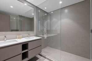 Shower, hair dryer, bidet, towels