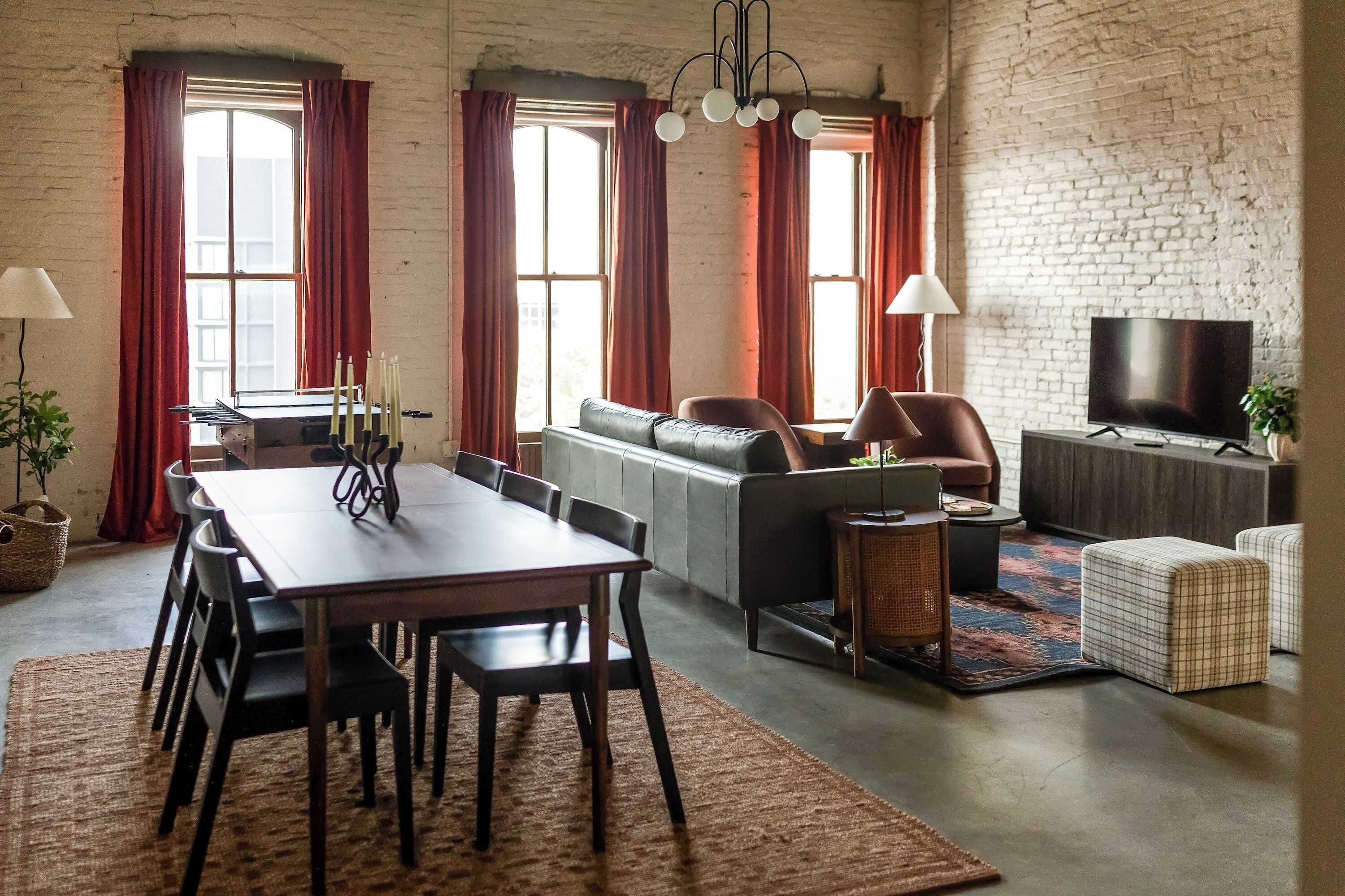 电视、桌上足球、办公室