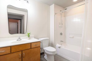 淋浴设施、吹风机、毛巾