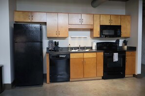 ثلاجة، ميكروويف، فرن، موقد طهي مسطح