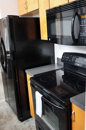 Réfrigérateur, micro-ondes, four, plaque de cuisson
