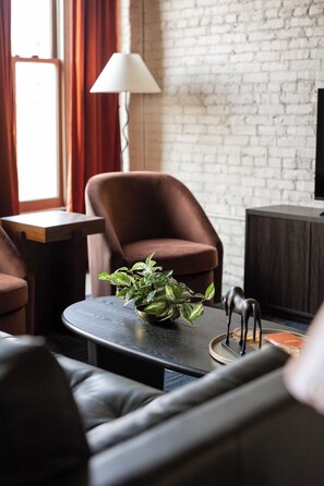 Televisión, futbolito, oficina