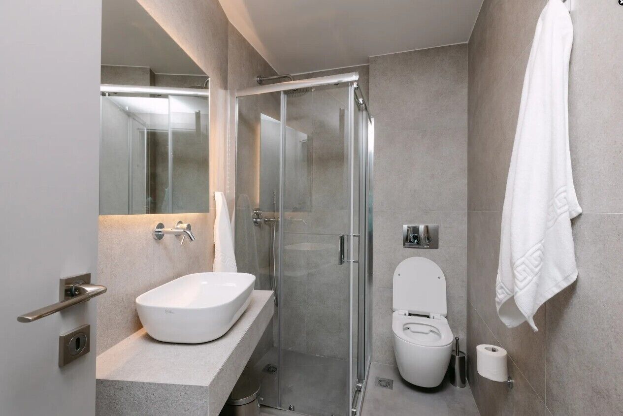 Superior Studio with Balcony | Salle de bain | Douche, chaussons, serviettes fournies, savon