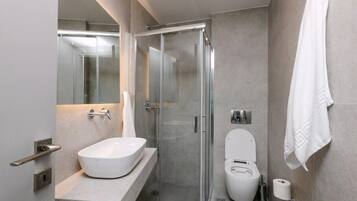 Superior Studio with Balcony | Salle de bain | Douche, chaussons, serviettes fournies, savon