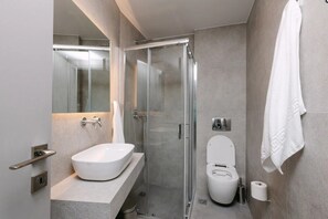 Superior Studio with Balcony | ห้องน้ำ | ฝักบัว, รองเท้าสวมภายในห้อง, ผ้าเช็ดตัว, สบู่
