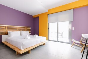 ห้องซูพีเรียสตูดิโอสวีท, ระเบียง, วิวเมือง | ตู้นิรภัยในห้องพัก, ห้องเก็บเสียง, Wi-Fi ฟรี, ผ้าปูที่นอน