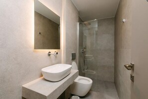 Family Studio with Balcony | Kamar mandi | Sandal