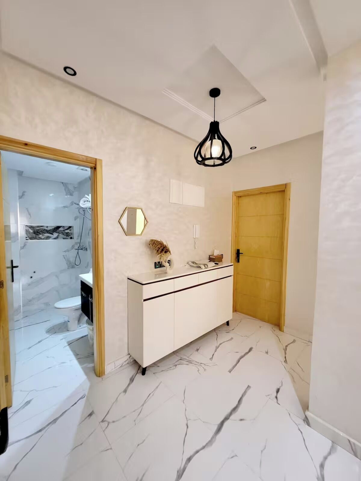 Secador de pelo, toallas, jabón y papel higiénico