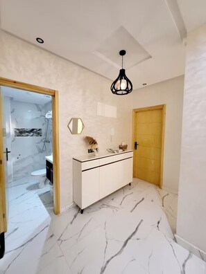 Een haardroger, handdoeken, zeep, toiletpapier