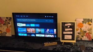 Uma televisão exibindo a interface de um serviço de streaming, com a mensagem "Welcome" abaixo.