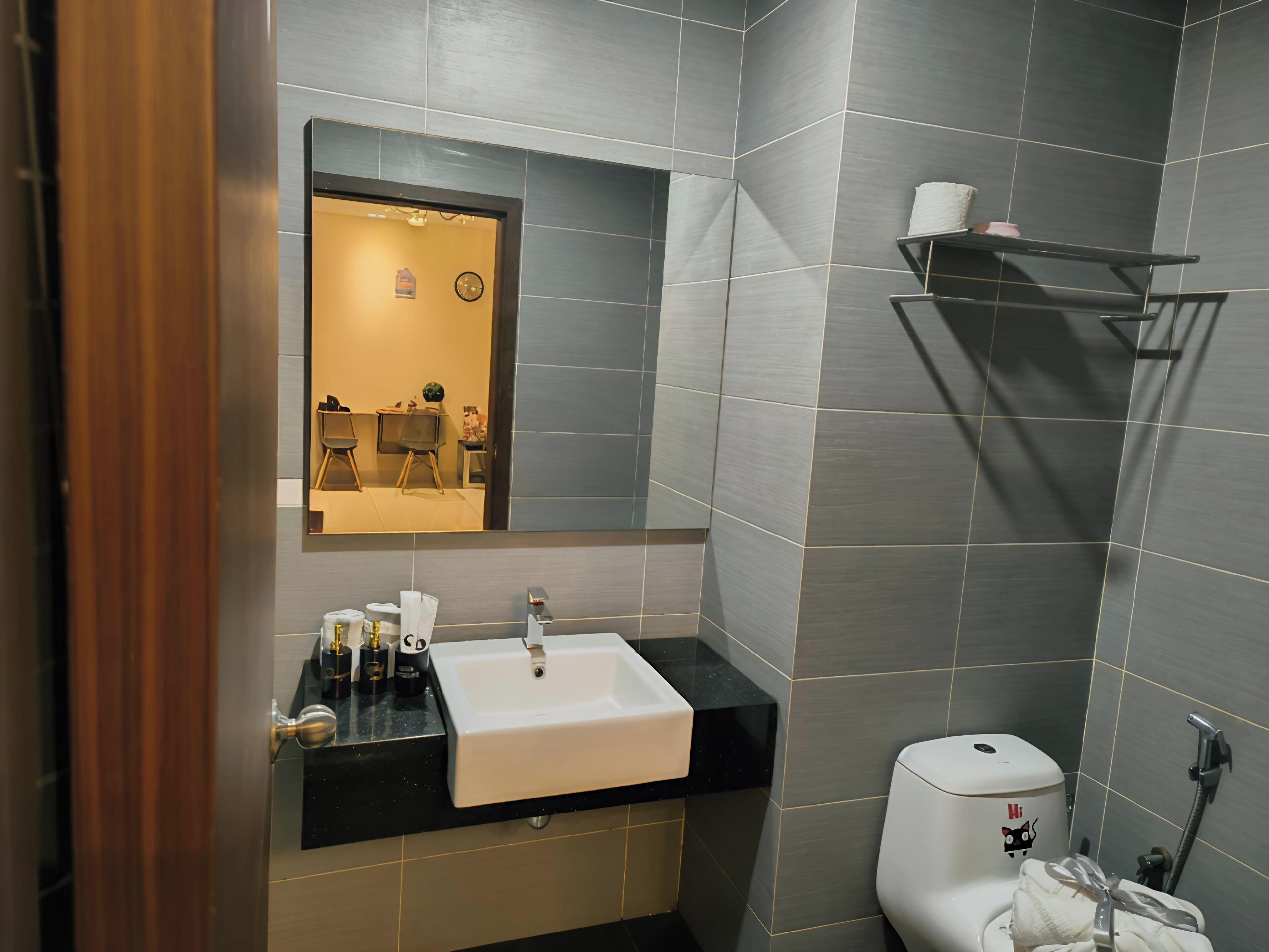 Haartrockner, Bidet, Handtücher, Seife