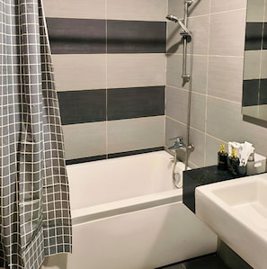 Sèche-cheveux, bidet, serviettes fournies, savon