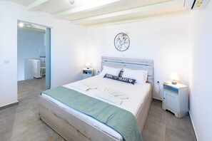 1 habitación, escritorio, tabla de planchar con plancha y cuna de viaje 