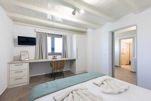 1 bedroom, desk, iron/ironing board, travel cot - Paros Beach Studio Casa Costa Oro (Paros)