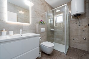 Douche, serviettes fournies