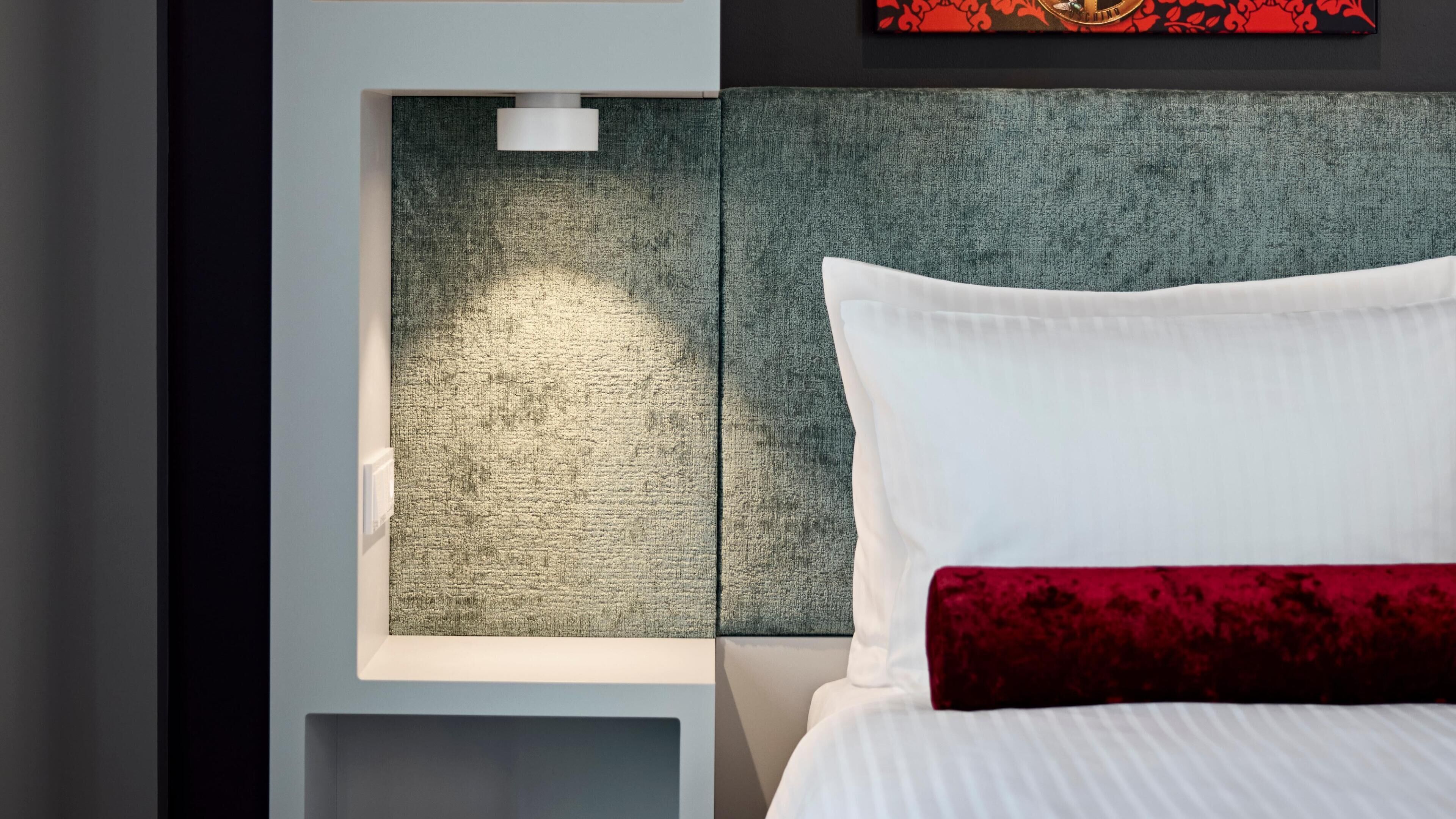 Rideaux occultants, chambres insonorisées, fer et planche à repasser