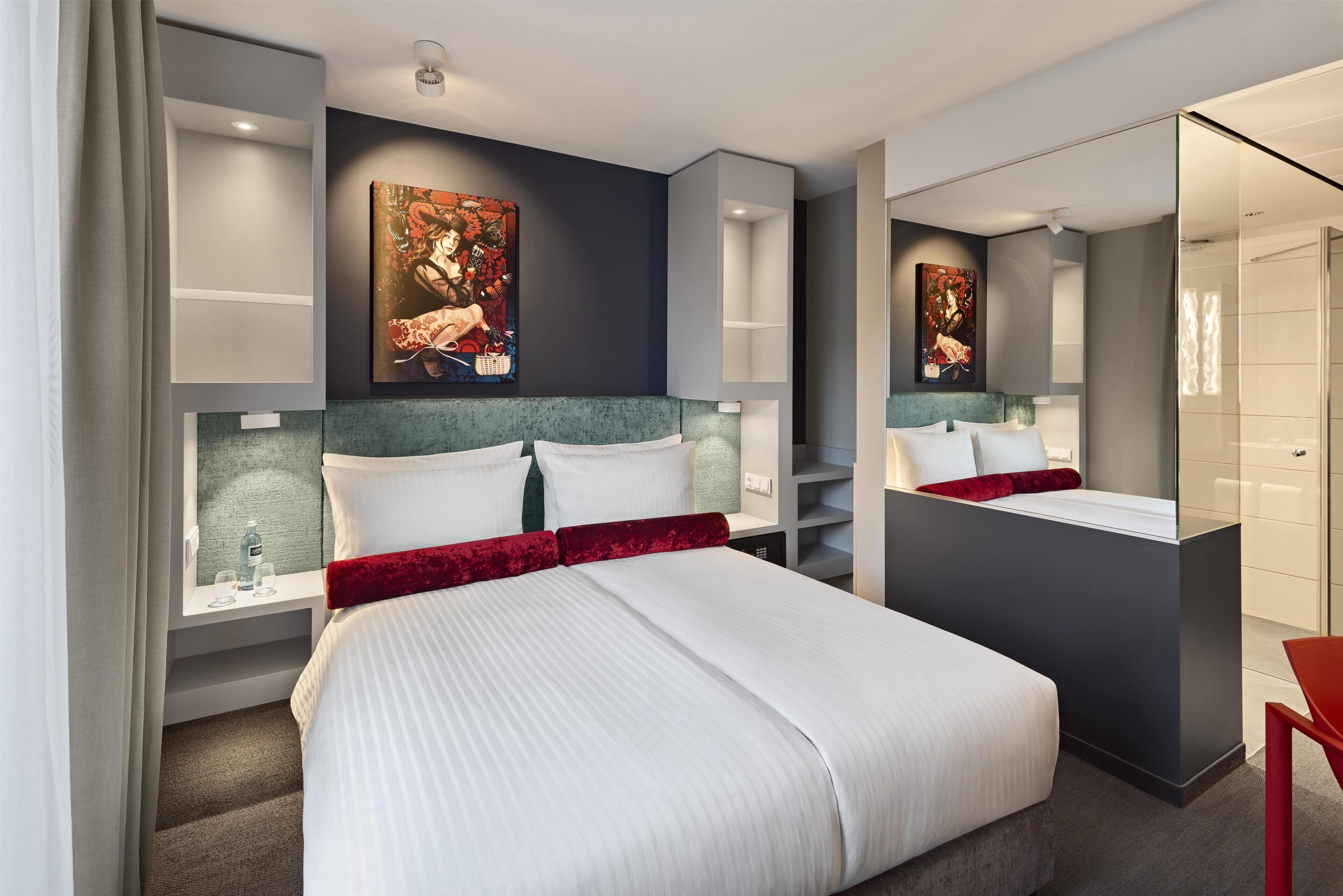 Màn/rèm cản sáng, phòng cách âm, bàn ủi/dụng cụ ủi quần áo 