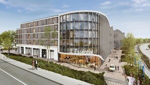 Un edificio moderno con facciata in vetro curvo, con la scritta 'Essential by Dorint'.