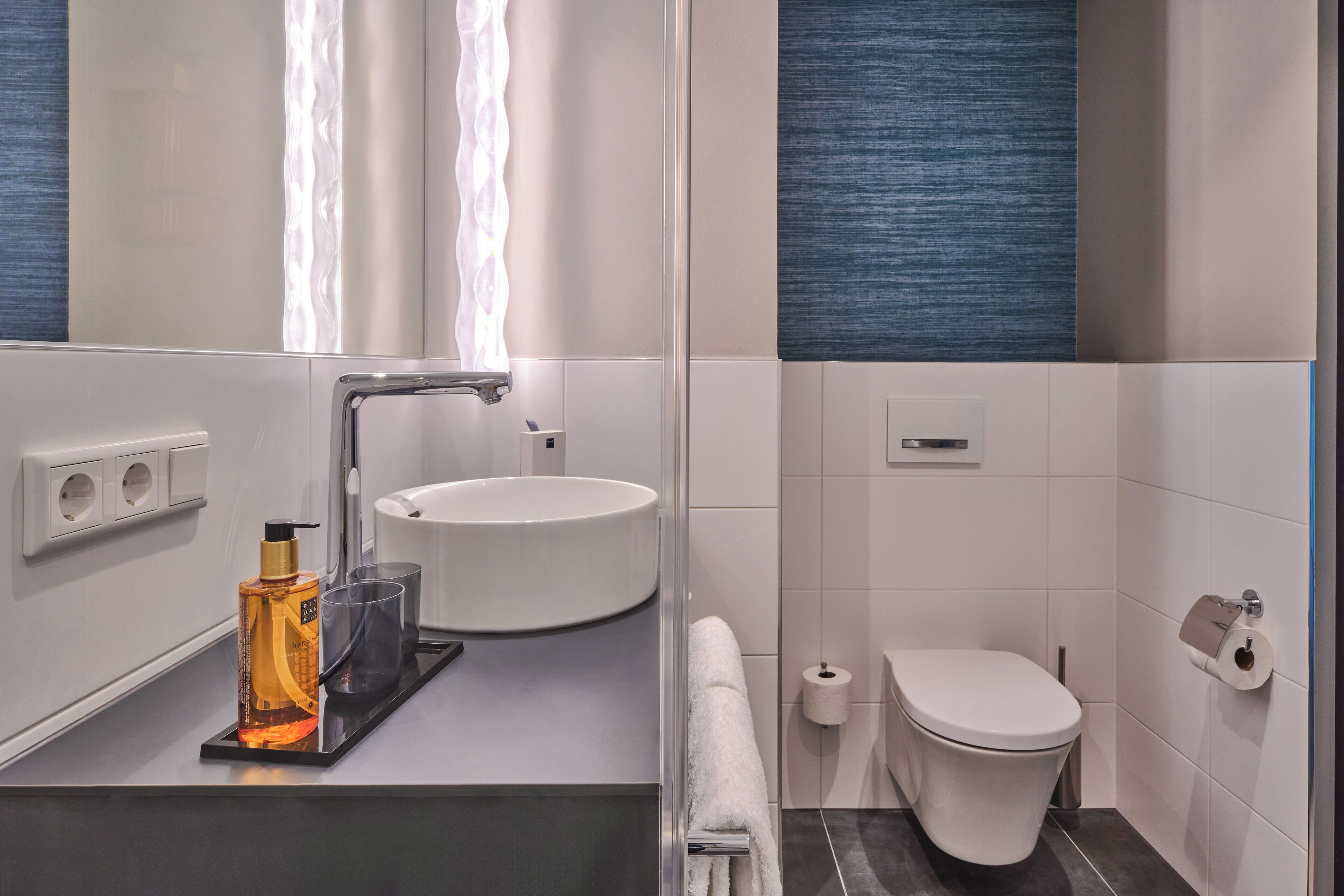 Essential Room with double bed | 욕실 | 샤워 시설, 무료 세면용품, 헤어드라이어, 타월